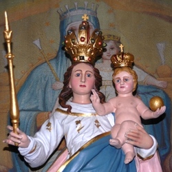 Die gekrönte Maria bedeutet: mit Leib und Seele in den Himmel aufgenommene Mutter des Herrn. (Darum Anrufung als Himmelskönigin)