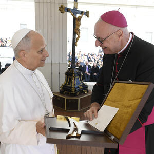 Bischof Ägidius Zsifkovics übergibt ein Martinskreuz an Papst Leo XIV.