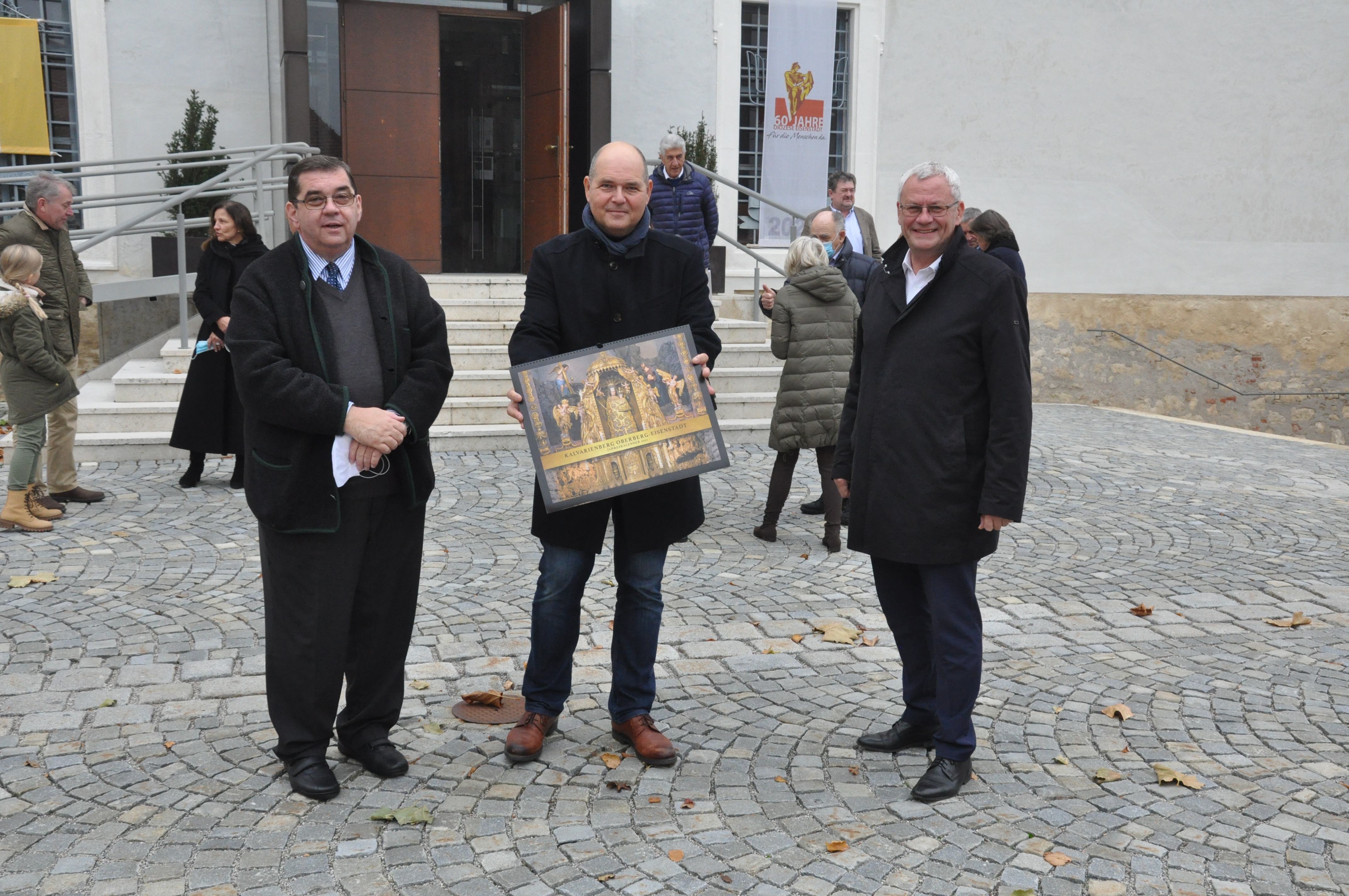 Propstpfarrer Mag. Wilhelm Ringhofer, Fotograf Reinhard Gombas, Bürgermeister Mag. Thomas Steiner