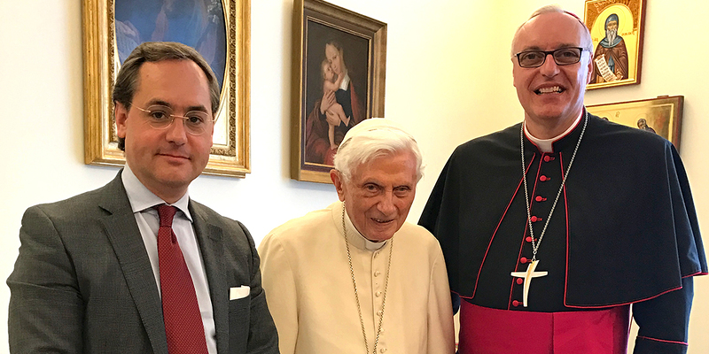 Schrieb ein tiefschürfendes Gebet zum Diözesanjubiläum: Papst emeritus Benedikt XVI., hier mit Bischof Zsifkovics und Dr. Dominik Orieschnig Pressesprecher und Bischöflicher Sekretär der Diözese Eisenstadt 