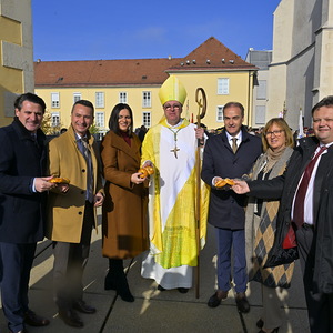 Gruppenfoto mit Bischof Ägidius J. Zsifkovics.