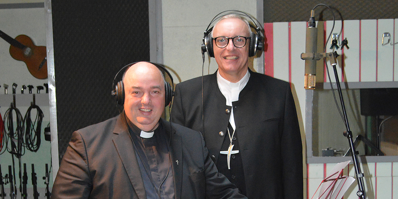 Zwei singende Gottesmänner im Tonstudio: Pfarrer Franz Brei und Bischof Ägidius J. Zsifkovics