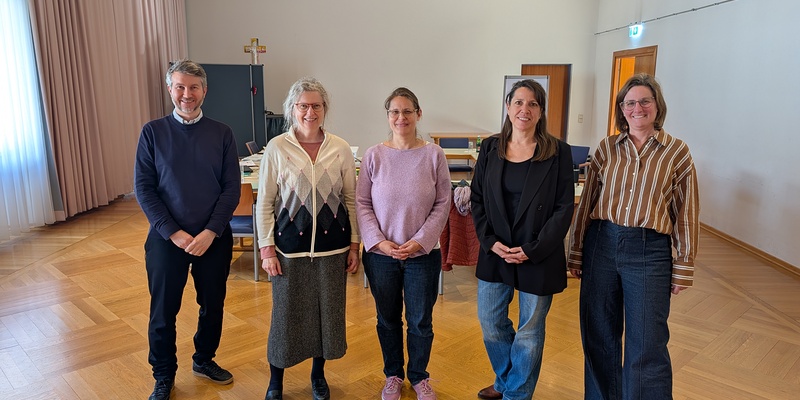 Das Team der Katholischen Erwachsenenbildung der Diözese Eisenstadt beim Audit im Haus der Begegnung mit Mag.a Elke Lantschik, MA, Gutachterin und Auditorin CERT NÖ
