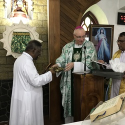 Das Martinskreuz und Jahrbuch der Diözese Eisenstadt dürfen auch in Vijayapuram nicht fehlen