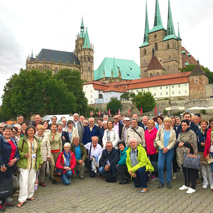 Die Pilgergruppe vor dem Erfurter Dom und benachbarter Severikirche