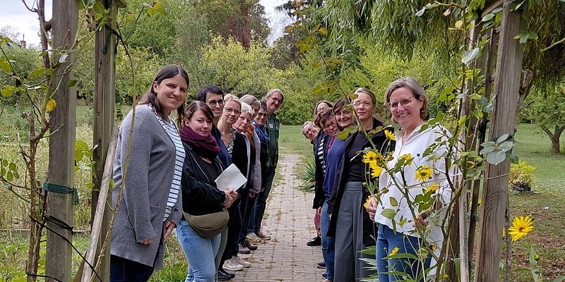 Die Teilnehmenden in zwei Reihen im Pfarrgarten Oberpullendorf