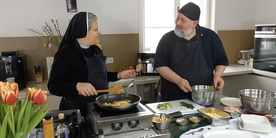 Schwester Pia kocht mit Pfarrer Norbert Filipitsch