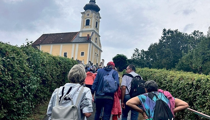 Pilger auf dem Weg zur Kirche.