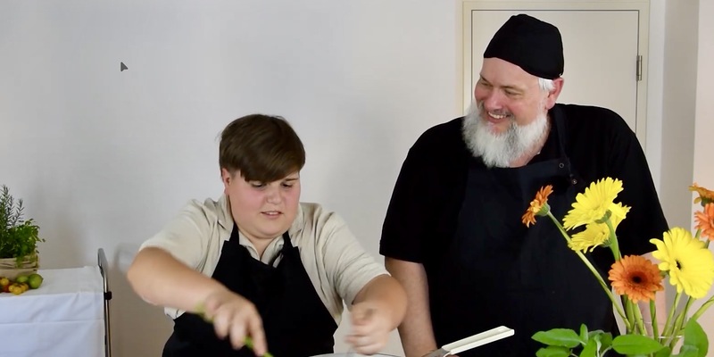 Kurt mit Pfarre Norbert Filipitsch am Herd.