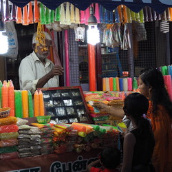 Wie in Mariazell kaufen auch im indischen Marienwallfahrtsort Vailankanny die Menschen an den Ständen Kerzen und Devotionalien