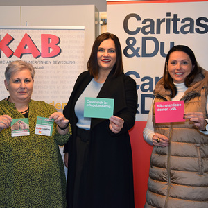 Andrea Lagler, Generalsekretärin der Katholischen Aktion (links), Landesrätin Astrid Eisenkopf (Mitte) und Caritas–Direktorin Melanie Balaskovics (rechts)  setzten gemeinsam ein starkes Zeichen anlässlich des Welttages der menschenwürdigen Arbeit.