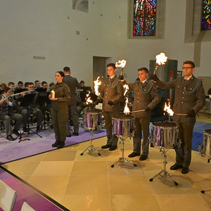 Im Altarraum. Mitglieder der Militärmusik Burgenland mit dem Martinsfeuer.