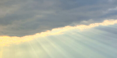 Sonnenstrahlen, die die Wolkendecke durchbrechen