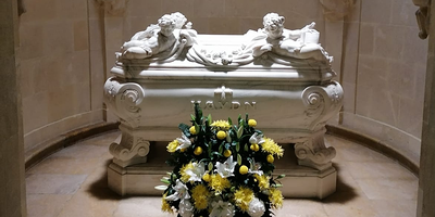  Seit Allerheiligen bis einschließlich Sonntag, 8. November, laden Blumenschmuck und Kerzenlicht im Mausoleum Joseph Haydns zum Gedenken an ihn, einen der bedeutendsten Musiker der Welt, ein.
