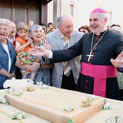 Domweihfest 2008, Ehejubilare eingeladen, Bischof Paul Iby schneidet Torte an