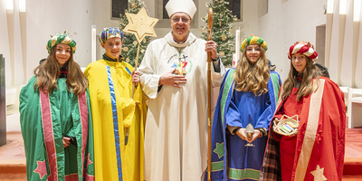 Bischof Ägidius mit den vier Jugendlichen aus der Pfarre Frauenkirchen, die am 1. Jänner 2026 beim traditionellen Gottesdienst mit Papst Leo XIV. dabei sein werden.