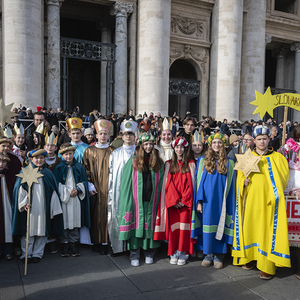 Clara, Antonia, Alina und Tobias (im Bild rechts mit den farbenfrohen Umhängen) nach der Messe mit Papst Leo XIV. im Petersdom.