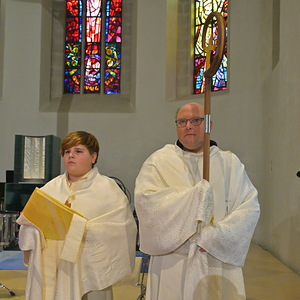 Ein Ministrant und ein Träger des Bischofsstabes.