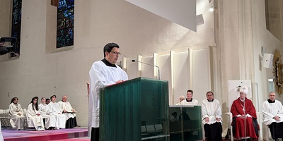 In seiner Predigt machte Kaplan P. Matthias Gabriel deutlich: Im Kreuz Jesu zeigt sich die größte Liebe Gottes – eine Liebe, die aus freiem Willen für die Menschen leidet, rettet und jedem Einzelnen persönlich gilt.