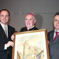 LH Hans Nießl und LH-Stellvertreter Franz Steindl überreichen ein Bild an Bischof Iby