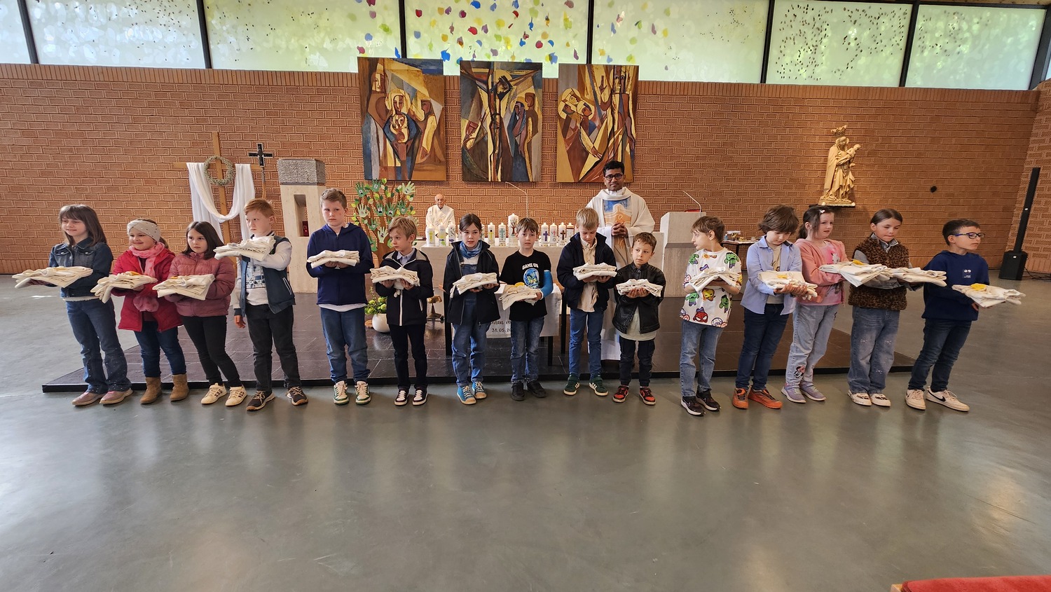Erstkommunion - Kuttenübergabe / Nadja Hutter Erstkommunionkinder mit Kutten, Pater Rijo (hinten)