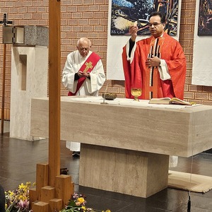 ...Blumen am Kreuz