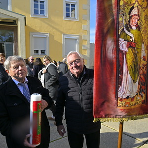 Träger der Martinsfahne und -Kerze.