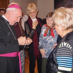 Advent- und Weihnachtsfeier des Gehörlosenverbandes, Bischof Iby überreicht Geschenke an die Jubilare
