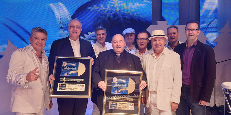 So sehen Sieger aus: Pfarrer Brei und Bischof Zsifkovics erhalten auf weihnachtlicher Bühne der Paldauer ihre Goldenen CDs überreicht