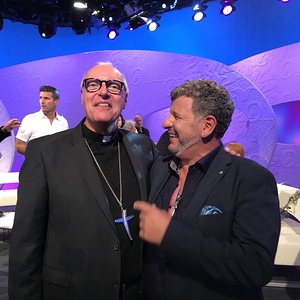 Bischof Zsifkovics bringt Semino Rossi zum Lachen: 'Darf ich ein Foto mit Ihnen machen, mein Chef ist auch Argentinier!'