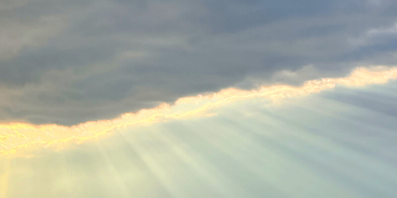 Sonnenstrahlen, die die Wolkendecke durchbrechen