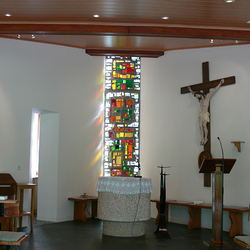  Vorderer Kirchenbereich mit Altar und Glasmosaikbild