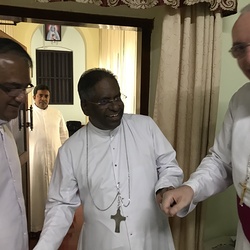 Freudiges Wiedersehen mit Bischof Sebastian Thekethecheril von Vijayapuram