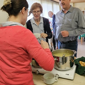 Kathi Graner im Service mit Ilse und Thomas Marchart