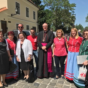 Nach der Pilgermesse: Bischof Zsifkovics beim Stelldichein mit Mitgliedern des internationalen Chores 'Pax et Bonum'