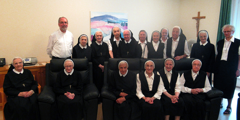 Bischofsvikar P. Lorenz Voith mit den Schwestern vom Göttlichen Erlöser im Provinzhaus in Eisenstadt 
