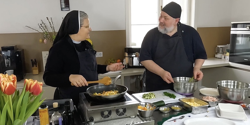 Schwester Pia kocht mit Pfarrer Norbert Filipitsch
