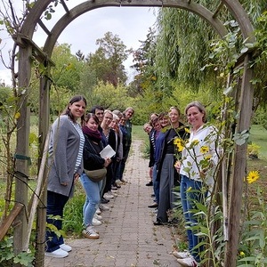 Die Teilnehmenden mit B. Buchinger im Pfarrgarten Oberpullendorf