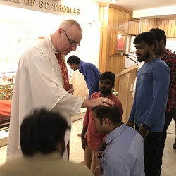 Indische Pilger erbitten am Thomasgrab den Segen von Bischof Zsifkovics 