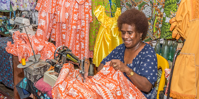 Der Tag einer Frau auf Vanuatu ist lang: Sie ist verantwortlich dafür, dass Essen auf dem Tisch steht, für die Betreuung der Kinder, der Alten, Personen mit Behinderung und auch dafür, dass Geld ins Haus kommt.