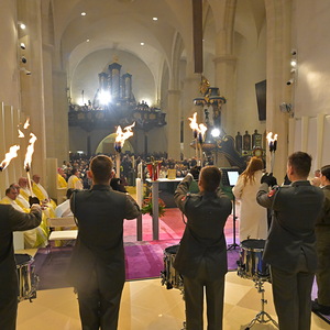 Blick in den vollen Dom. Mitglieder der Militärmusik Burgenland mit dem Martinsfeuer.