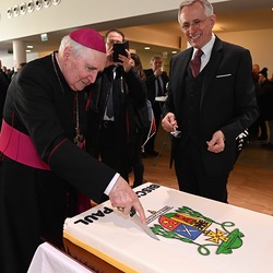 Altbischof Iby beim Anschneiden der Torte.