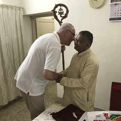 Der kunstvoll geschnitzte Bischofsstab bereitet große Freude