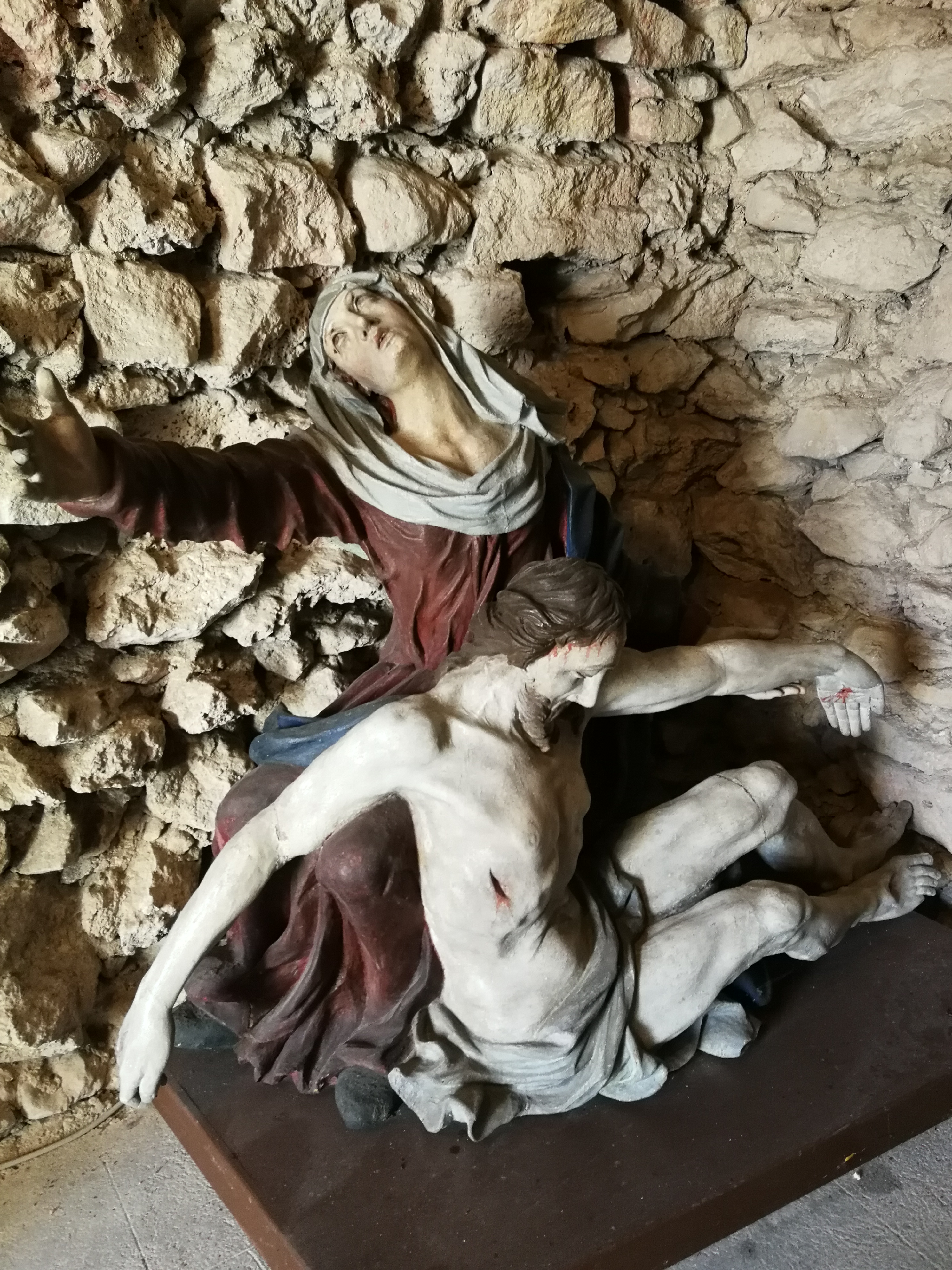 19. Station:  Jesus wird in den Schoß seiner Mutter gelegt