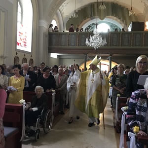 Der Bischof segnet die Gläubigen in der bis zum letzten Platz gefüllten, neu renovierten Kirche 