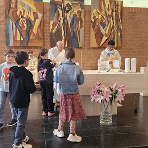 Erstkommunionkinder ministrieren