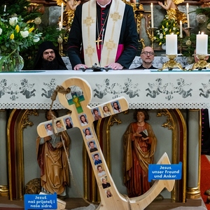 Bischof Ägidius J. Zsifkovics hinter dem Altar. Davor ein Anker mit Fotos der Erstkommunionkinder.