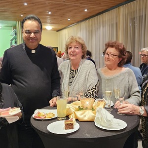 Pater Kuruvila mit Gästen