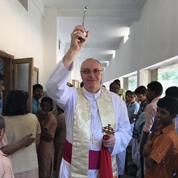 Beim Segensgang durch die Räumlichkeiten des neuen Heims