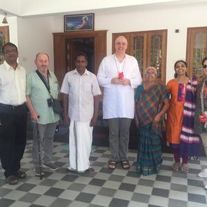 Mitglieder der Delegatioin beim Besuch der Familie Puthumana (links im Bild Aby Puthumana, Pfarrer von Forchtenstein)